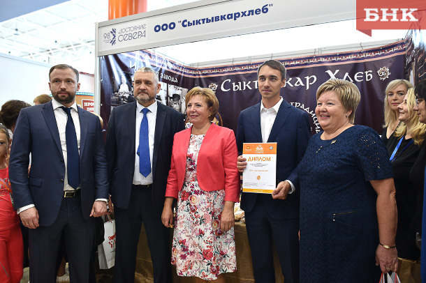 «Сыктывкархлеб» угостил гостей Коми ВДНХ хлебами и сладостями