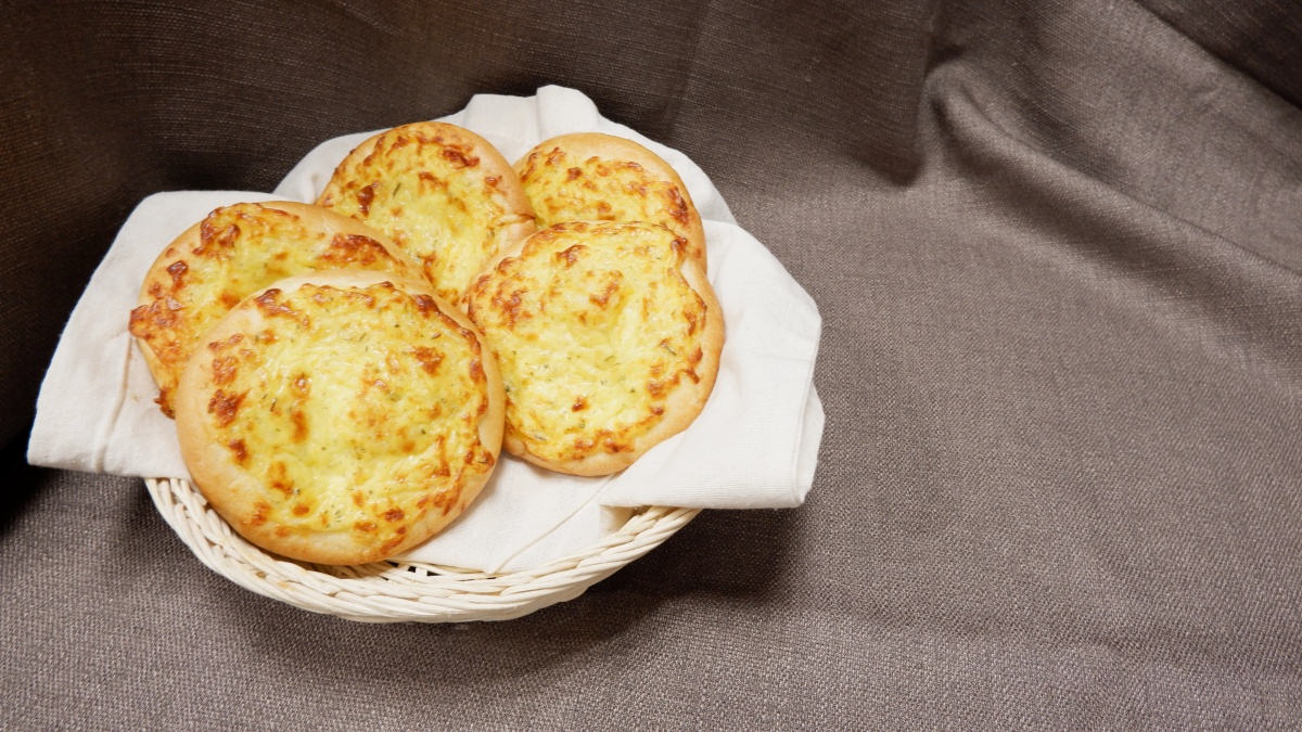 Новинка: сырная лепешка со вкусом сметаны и лука